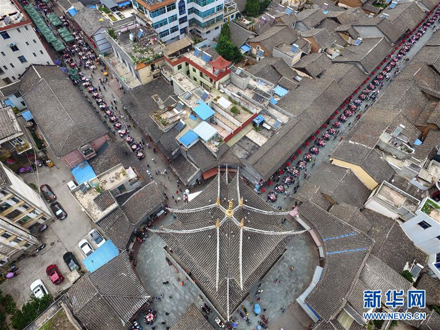 Sichuan : 15 000 habitants de l&apos;ethnie Yi mangent ensemble pour célébrer la fête des Bateaux-Dragons