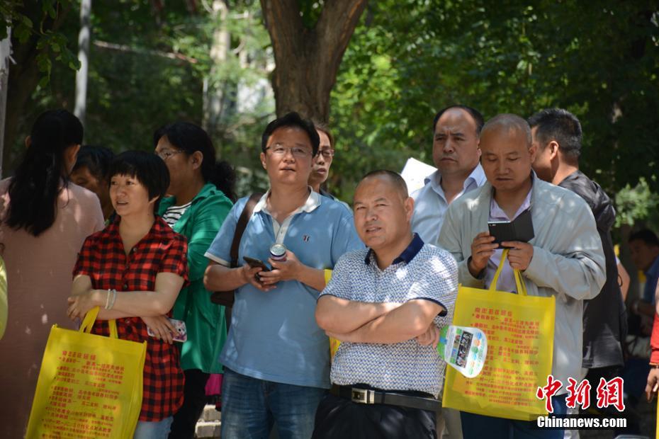Portrait de parents de lycéens participant au gaokao Portrait de parents de lycéens participant au gaokao