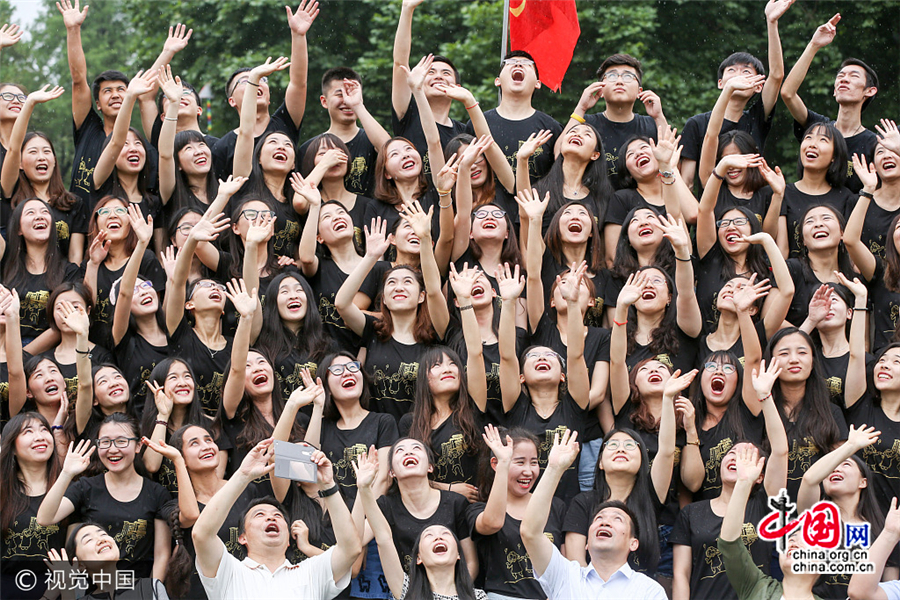 4500 diplômés posent pour une photo-souvenir