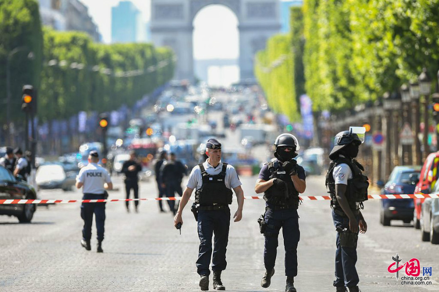 France : nouvelle &apos;tentative d&apos;attentat&apos; contre les forces de l&apos;ordre 