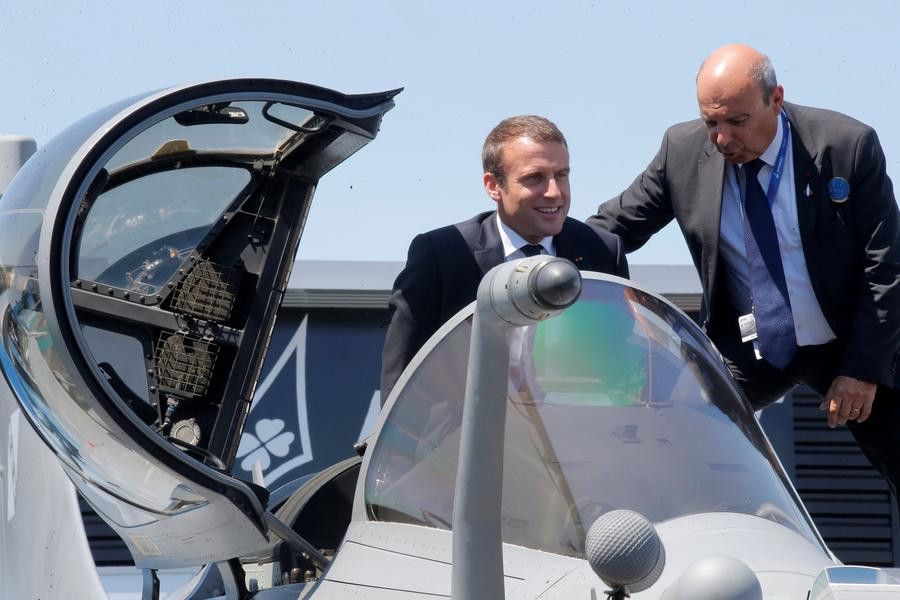 Emmanuel Macron ouvre le Salon de l&apos;aviation de Paris en faisant la promotion des activités de défense aéronautique