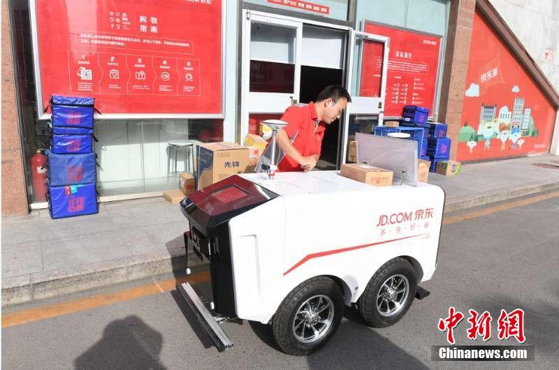 Livraisons commerciales avec des véhicules sans chauffeur dans des universités chinoises