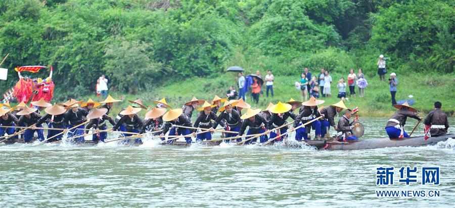 L’ethnie Miao célèbre le festival des bateaux-dragons