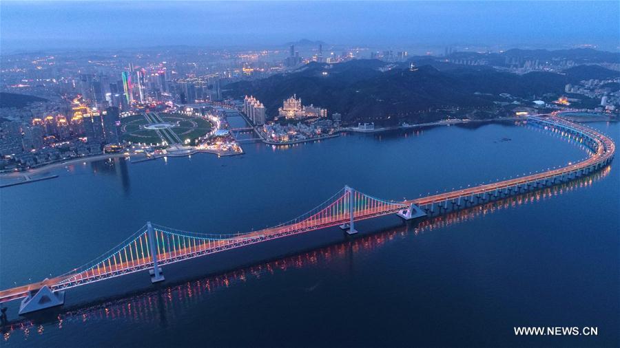 Photo aérienne prise le 11 juin 2017, montrant la baie de Xinghai, à Dalian.