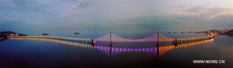Photo aérienne combinée prise le 11 juin 2017, montrant le pont de Xinghaiwan, à Dalian.
