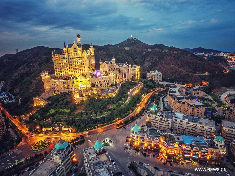 Photo aérienne prise le 11 juin 2017, montrant un hôtel-château, à Dalian.