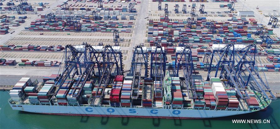 Photo aérienne prise le 13 juin 2017, montrant le terminal à conteneurs du port de Dalian.