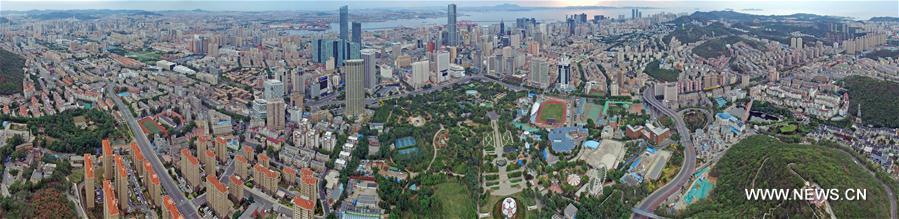 Photo aérienne combinée prise le 12 juin 2017, montrant le Parc du Travail à Dalian.