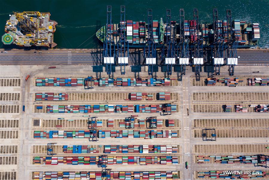 Photo aérienne prise le 13 juin 2017, montrant le terminal à conteneurs du port de Dalian.