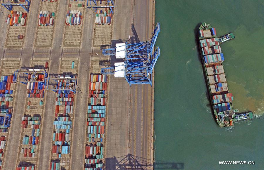 Photo aérienne prise le 13 juin 2017, montrant le terminal à conteneurs du port de Dalian.