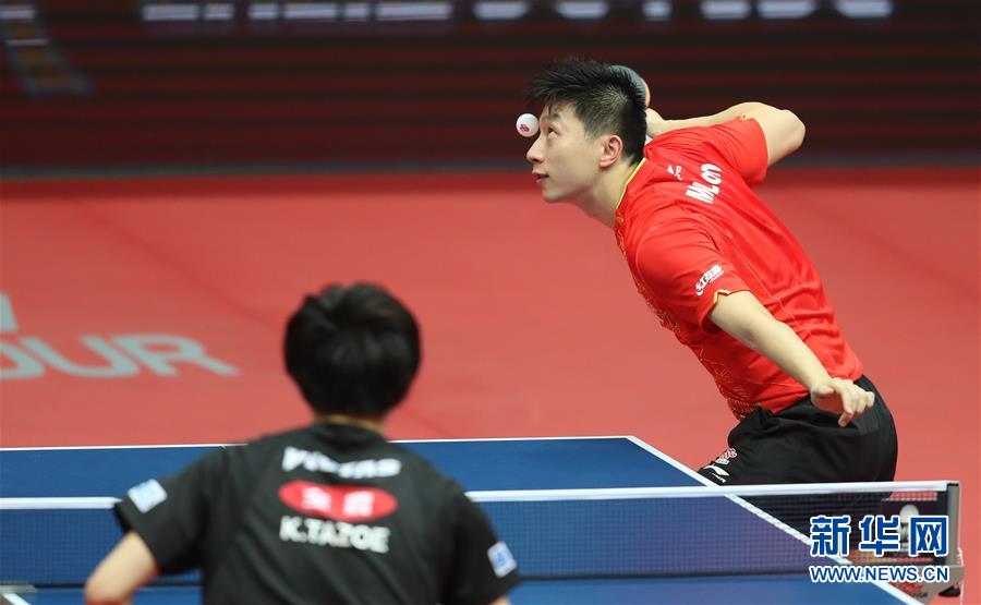 Le joueur chinois Ma Long envoie la balle lors d'un match de simple hommes. Photo prise le 22 juin.