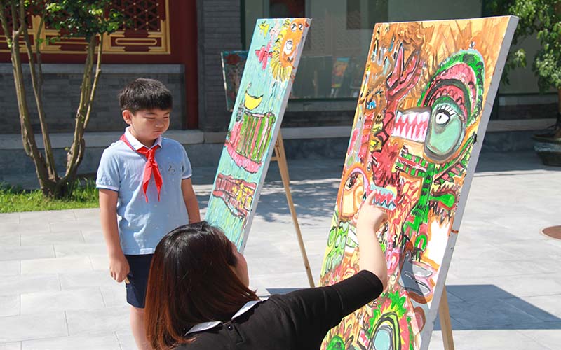 Exposition de peintures à l'huile d'enfants chinois et français à Beijing