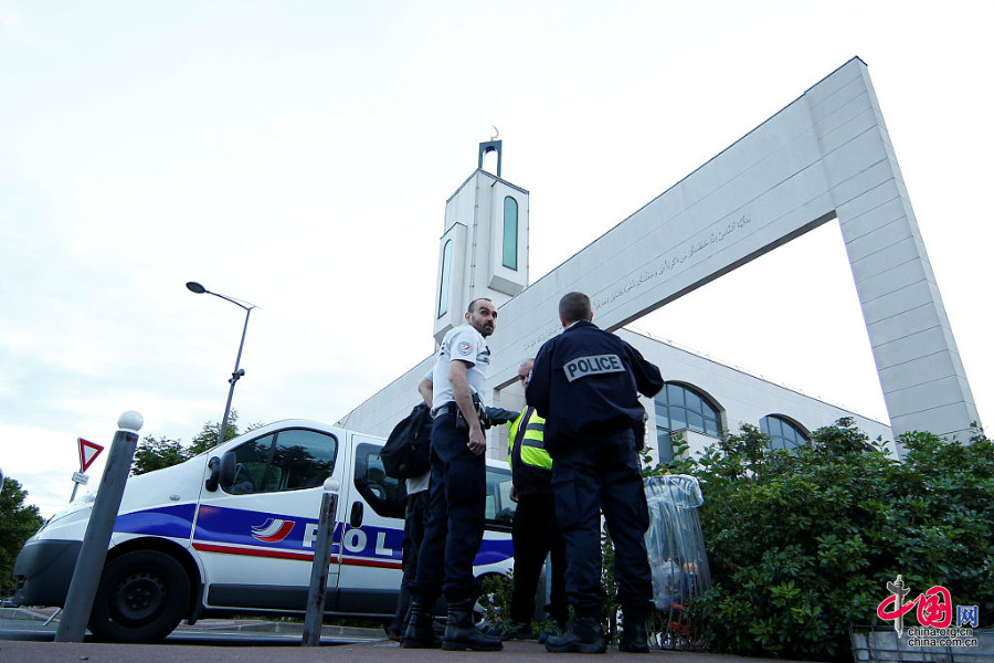 Créteil : un homme tente de foncer en voiture sur une mosquée