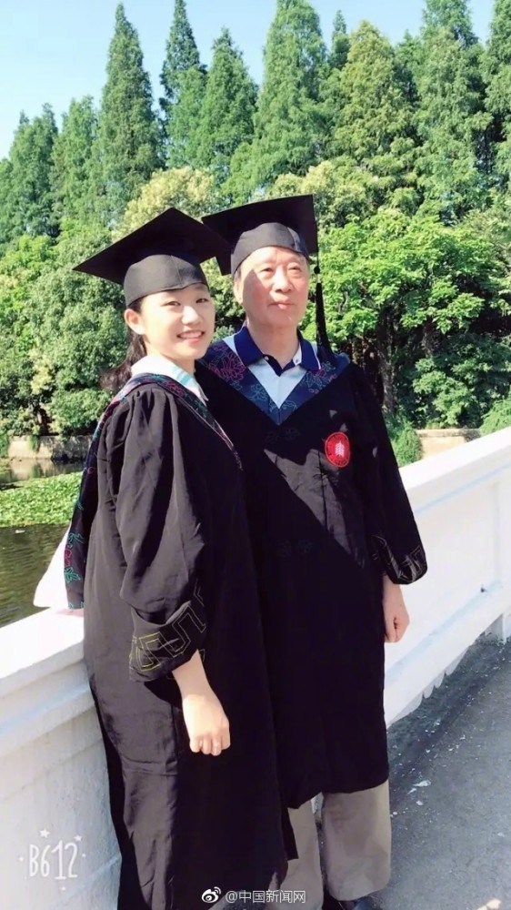 55 ans après, elle est diplômée de la même université que son grand-père