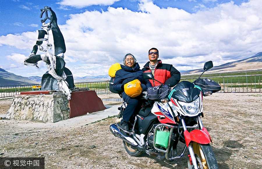 Un homme offre à sa mère de 84 ans une promenade en moto au Tibet