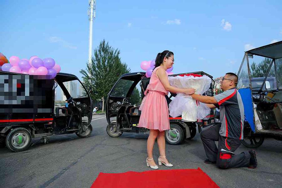 Un coursier fait sa demande en mariage avec 11 tricycles électriques