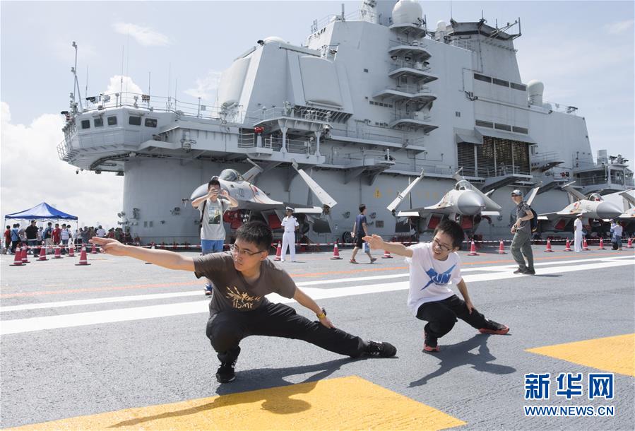 Le porte-avions Liaoning ouvert au public à Hong Kong