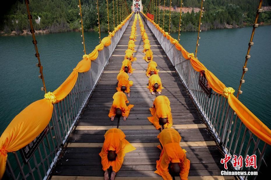 Henan : 10 000 moines en pèlerinage au Bouddha Guanyin