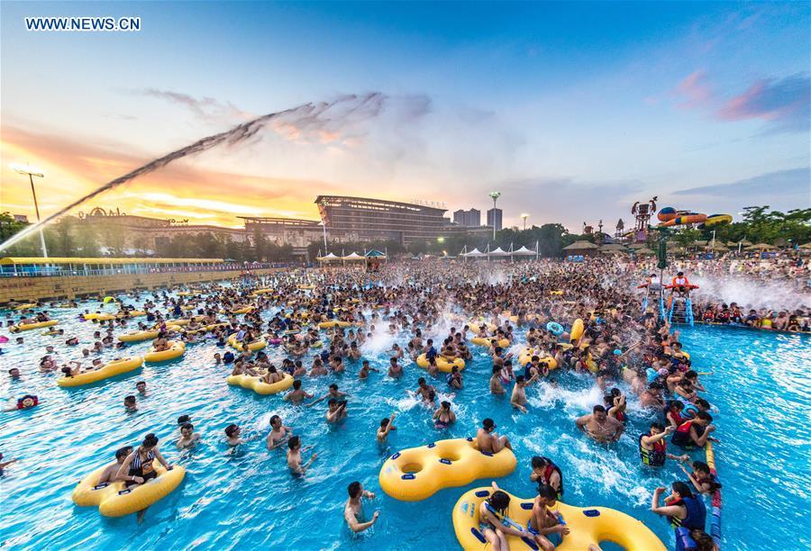 Les habitants de Wuhan fuient la vague de chaleur dans un parc aquatique