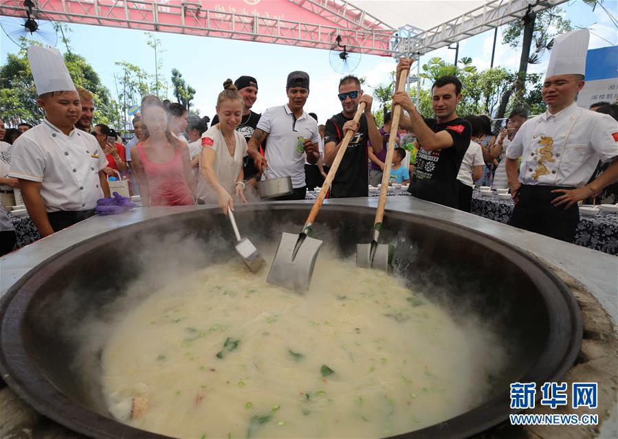 Zhangjiajie : une soupe géante préparée pour des touristes