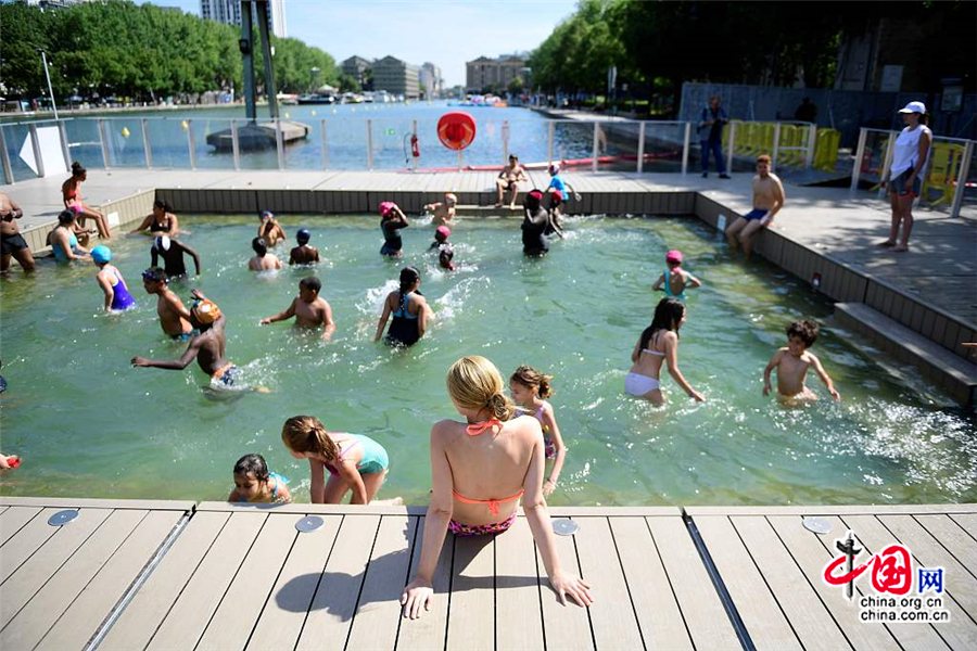 Paris-Plages : ouverture de la baignade dans les bassins de la Villette