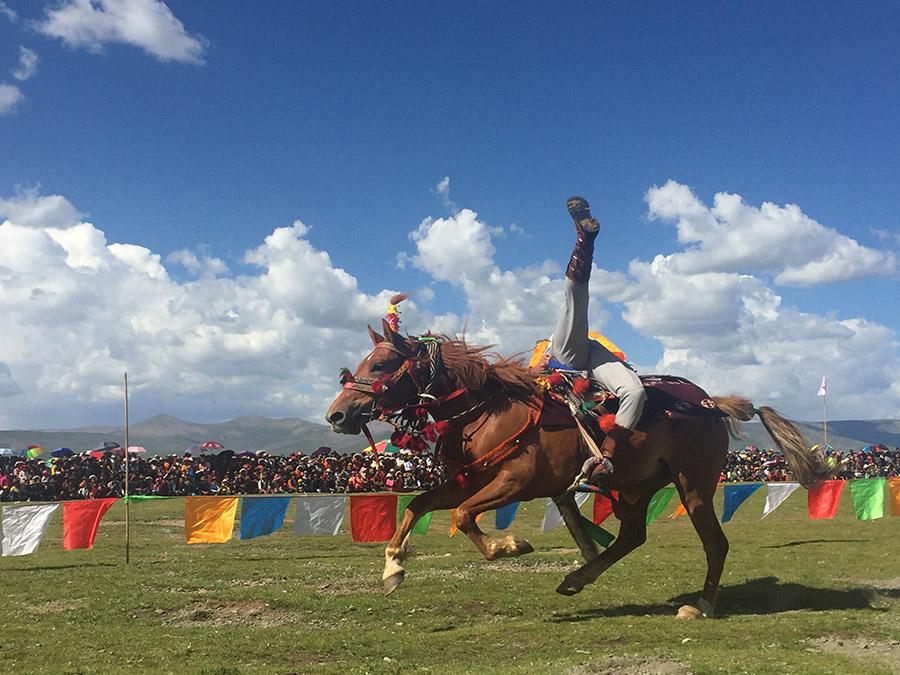 Les spectateurs conquis par les impressionnants cavaliers du festival équestre de Jiatang