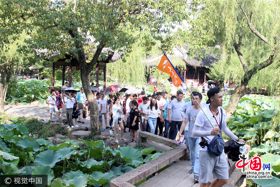 Des visiteurs affluent au célèbre jardin Zhuozheng de Suzhou