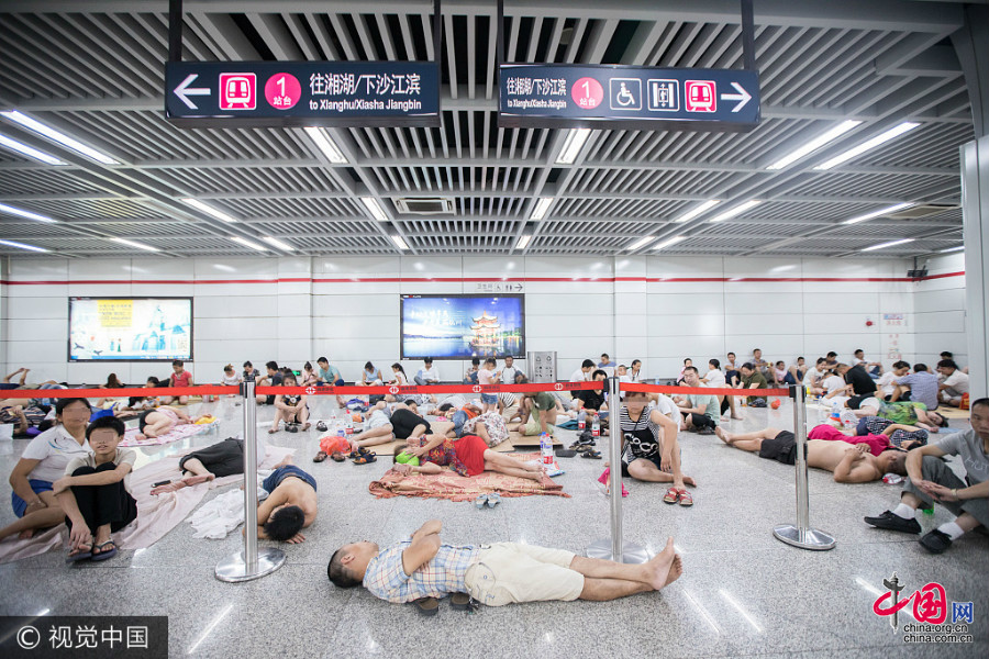 Hangzhou : des habitants échappent à la chaleur dans les stations de métro climatisées
