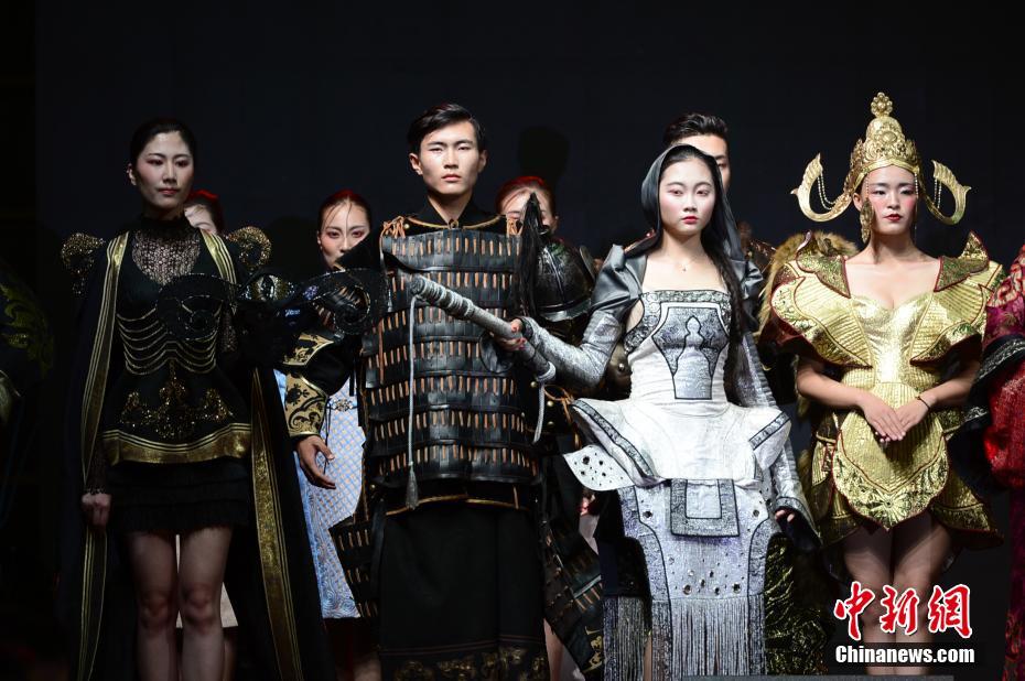 Mongolie-Intérieure : des costumes folkloriques présentés dans un concours de mannequins