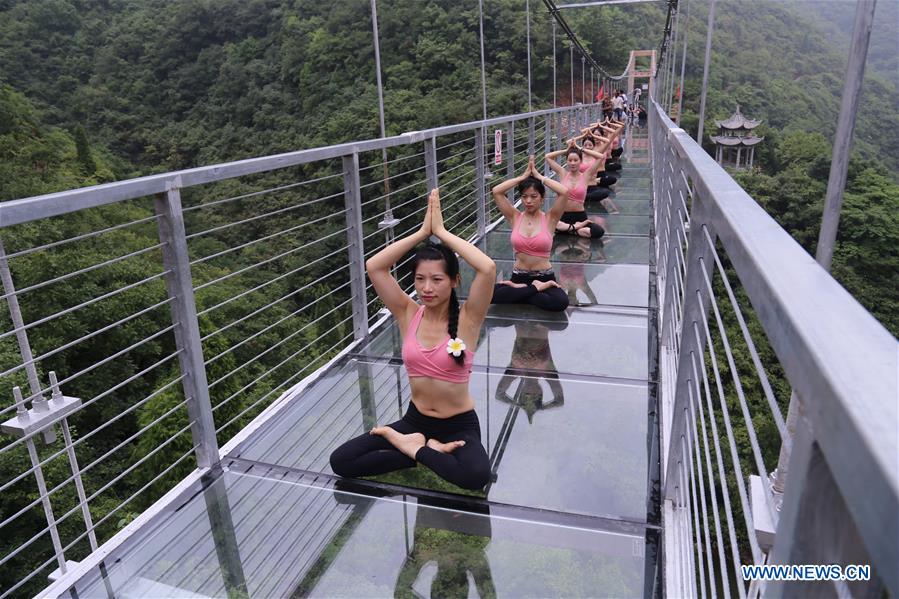 Impressionnant ! Du yoga pratiqué sur un pont suspendu au dessus d’une vallée