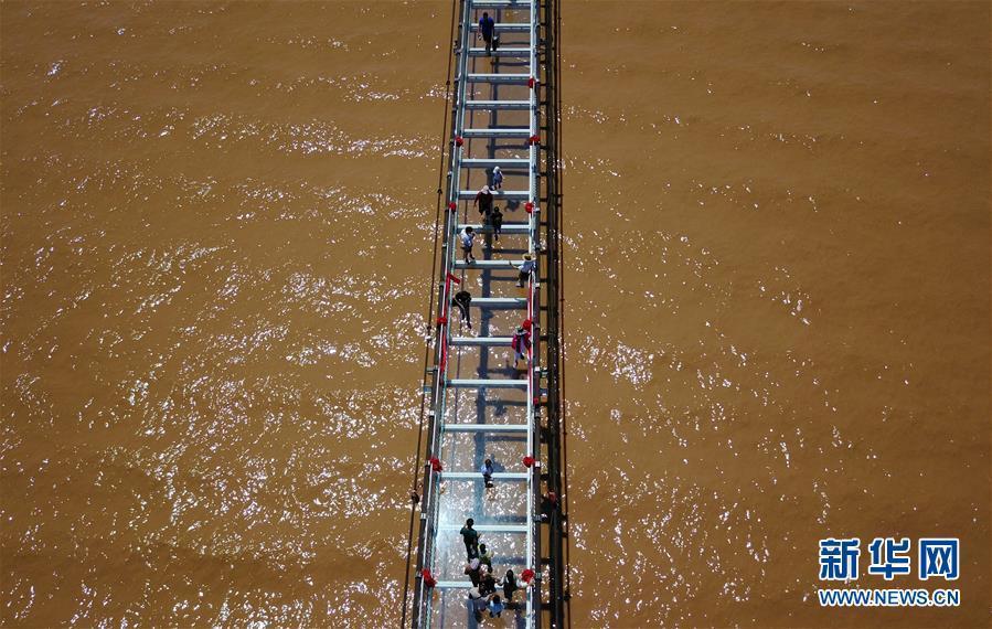 Ningxia : ouverture du premier pont en verre enjambant le fleuve jaune