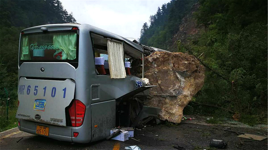 Sichuan : des véhicules fortement endommagés après un séisme de magnitude 7,0