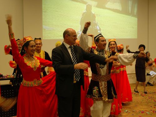 1 Berlin,Xinjiang,Kultur,Kulturwoche,Autonome,Uiguren,Deutschland,Ulrich Freise ,Er?ffnungsfeier,Jahrestag,China,Photos,Kalligraphien,Gem?lde,Trachten,Kunsthandwerk,Musikinstrumente,Film,Frankfurt