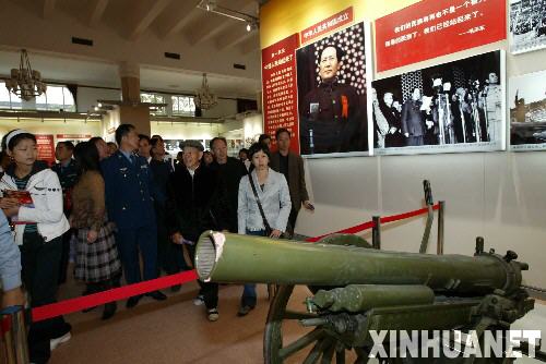 2 Kulturgegenst?nde ,Ausstellung,Peking,,Evolution,Ethik,Nationalmuseum,Exponate,wertvoll,China
