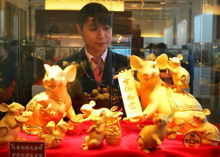 6 Gold,Schmuck,Ausstellung,Beijing, Foto ,St?ckelschuhe,Besucher,Juwelierwaren, Tradition ,Model,Jadeschmuck,Mausornamente,Goldschale