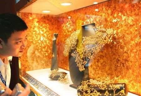 3 Gold,Schmuck,Ausstellung,Beijing, Foto ,St?ckelschuhe,Besucher,Juwelierwaren, Tradition ,Model,Jadeschmuck,Mausornamente,Goldschale