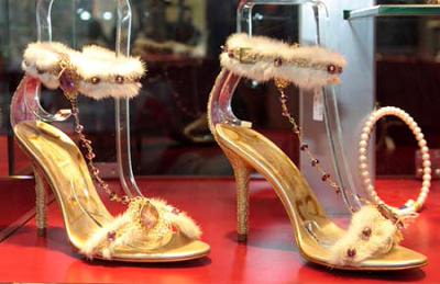 2 Gold,Schmuck,Ausstellung,Beijing, Foto ,St?ckelschuhe,Besucher,Juwelierwaren, Tradition ,Model,Jadeschmuck,Mausornamente,Goldschale