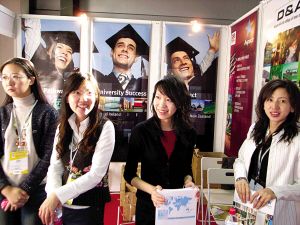 2 Studenten,Hochschulen,Universit?ten,junge Leute ,Ziele,Kluft ,Absichten,Realit?t,Shanghai,Erfahrungen