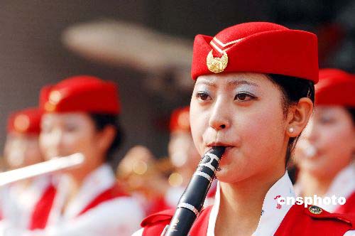 Eine aus 48 Stewardessen der Shenzhen Airlines bestehende Kapelle wurde am Mittwoch gegründet. Dies ist die erste Stewardesskapelle überhaupt in China.