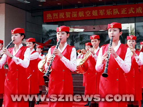 Eine aus 48 Stewardessen der Shenzhen Airlines bestehende Kapelle wurde am Mittwoch gegründet. Dies ist die erste Stewardesskapelle überhaupt in China.