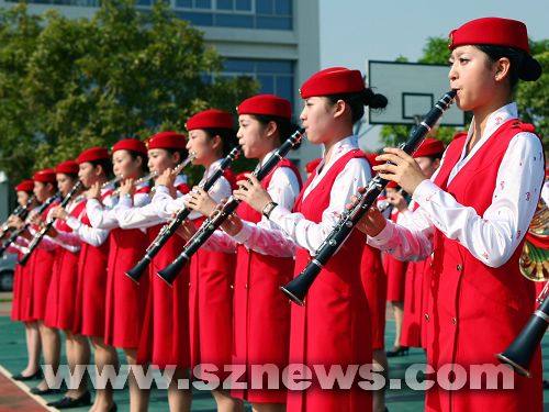 Eine aus 48 Stewardessen der Shenzhen Airlines bestehende Kapelle wurde am Mittwoch gegründet. Dies ist die erste Stewardesskapelle überhaupt in China.