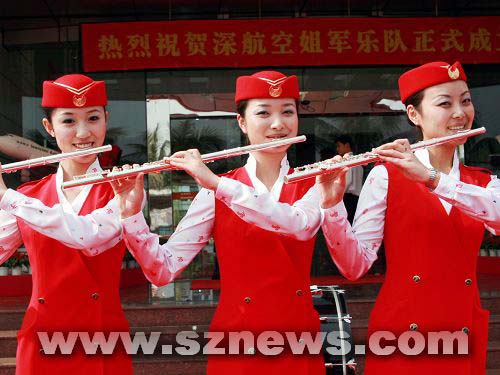 Eine aus 48 Stewardessen der Shenzhen Airlines bestehende Kapelle wurde am Mittwoch gegründet. Dies ist die erste Stewardesskapelle überhaupt in China.