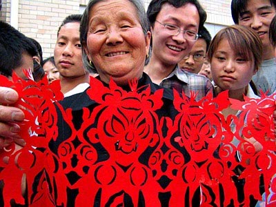 1 Kunst,Papierschnitt,Tradition,Gefahr,Meisterin,Künstler und Bewahrer ,Bemühungen um Erhaltung,Volkskunst,Kulturrelikte unter staatlichen Schutz,China