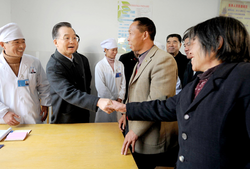 Anl?sslich des 20. Welt-AIDS-Tags hat der chinesische Ministerpr?sident Wen Jiabao am Samstag zum zweiten Mal HIV-Infizierte und AIDS-Waisen im Kreis Shangcai in der zentralchinesischen Provinz Henan besucht.