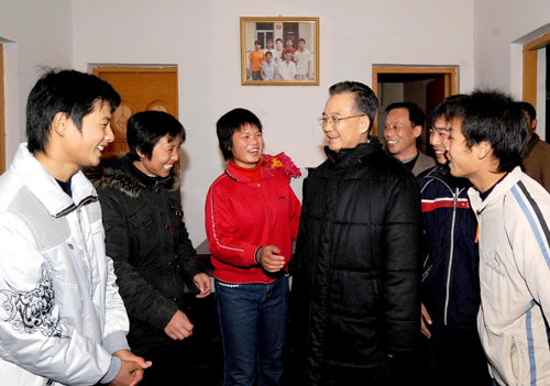 Anl?sslich des 20. Welt-AIDS-Tags hat der chinesische Ministerpr?sident Wen Jiabao am Samstag zum zweiten Mal HIV-Infizierte und AIDS-Waisen im Kreis Shangcai in der zentralchinesischen Provinz Henan besucht.