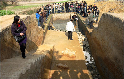 Chinesische Arch?ologen teilten am Donnerstag mit, sie h?tten die überreste einer pr?historischen Stadt in der ?stlichen Provinz Zhejiang entdeckt, welche ein weiterer Beweis für die lange Geschichte der chinesischen Zivilisation sei.