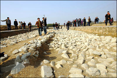 Chinesische Arch?ologen teilten am Donnerstag mit, sie h?tten die überreste einer pr?historischen Stadt in der ?stlichen Provinz Zhejiang entdeckt, welche ein weiterer Beweis für die lange Geschichte der chinesischen Zivilisation sei.