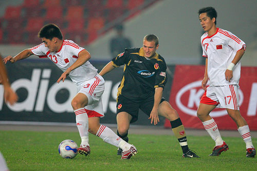 Die chinesische Olympia-Fu?ballmannschaft (U-23 Nationalmannschaft) konnte das letzte Spiel des Jahres 2007 nicht mit einem Sieg abschlie?en. In einem Freundschaftsspiel gegen Bundesligiert Energie Cottbus am Dienstagabend in Fuoshan, Guangdong trennten sich die beiden Mannschaften mit einem Remis (1:1).