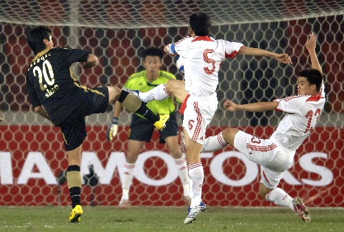 Die chinesische Olympia-Fu?ballmannschaft (U-23 Nationalmannschaft) konnte das letzte Spiel des Jahres 2007 nicht mit einem Sieg abschlie?en. In einem Freundschaftsspiel gegen Bundesligiert Energie Cottbus am Dienstagabend in Fuoshan, Guangdong trennten sich die beiden Mannschaften mit einem Remis (1:1).