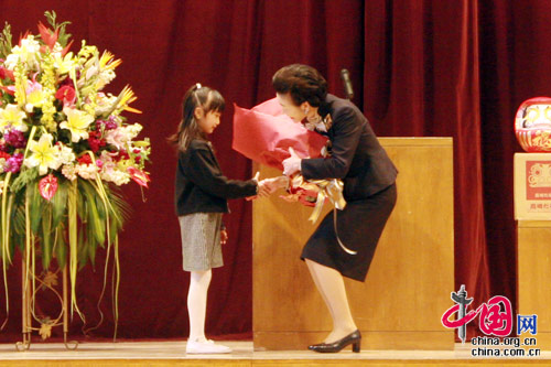 Kiyoko Fukuda, die Ehefrau des japanischen Premierministers Yasuo Fukuda, der zum Staatsbesuch in China weilt, hat am Freitagnachmittag die japanische Schule in Beijing besucht.